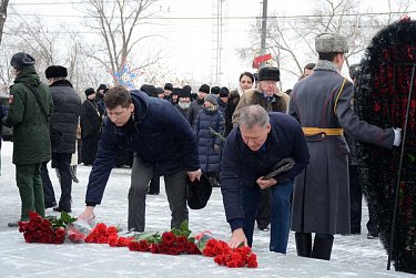 Парламентарии возложили цветы к Вечному огню